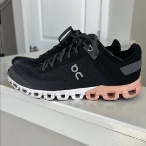 Women’s On Running Cloudflow in almost new condition - never worn outside